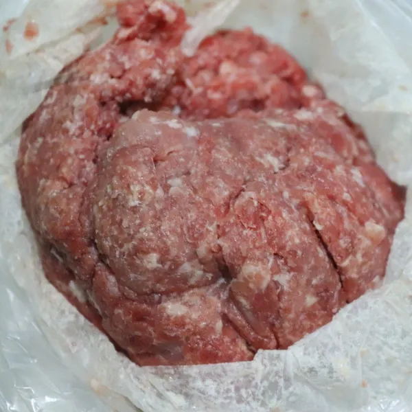Siapkan daging giling.