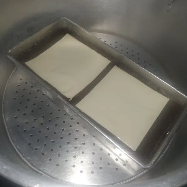 Setelah 10 menit tata keju di tengah kue.