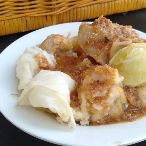 Sajikan somay dengan bumbu kacang.