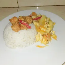 Hias sesuai selera dan sajikan dengan nasi hangat serta tempe goreng.