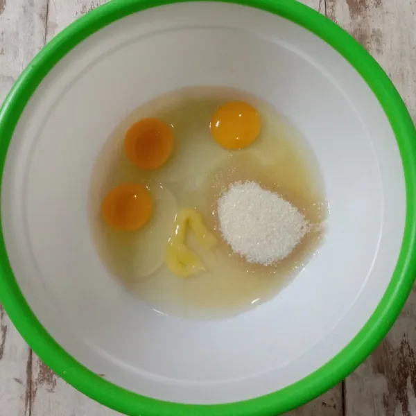 Masukkan dalam bowl telur, gula, dan SP.