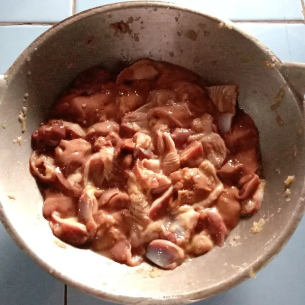 Bumbui jeroan ayam dengan 3 siung bawang putih dan 1/2 sdm garam, kemudian goreng sampai matang