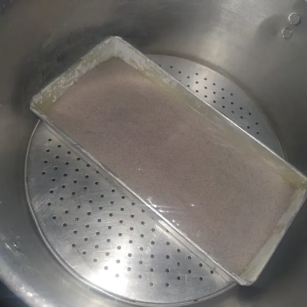 Tuang 1/2 adonan ke loyang yang sudah dioles margarin tipis-tipis, kukus 10 menit. Ddandang sudah dipanaskan sebelumnya ya.