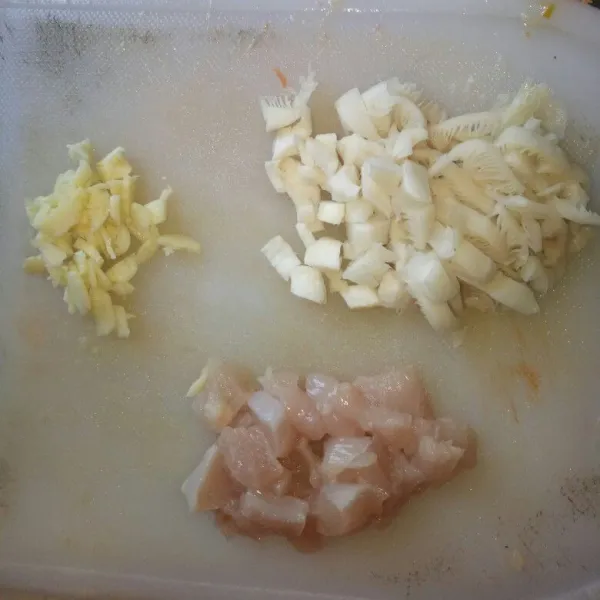 Cuci bersih ayam, jamur, dan bawang putih. Ayam dan jamur potong dadu, untuk bawang putih dicincang halus.
