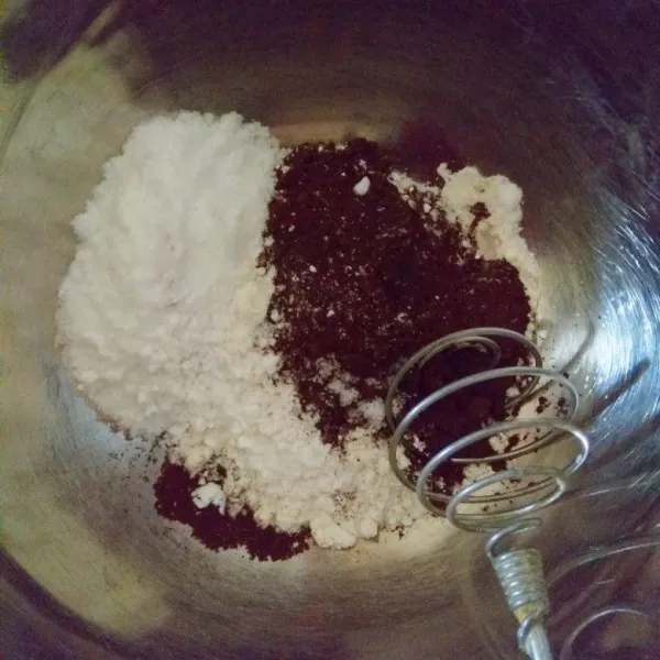 Campurkan tepung terigu, coklat bubuk, garam, soda kue, baking powder, dan gula halus ke dalam wadah.