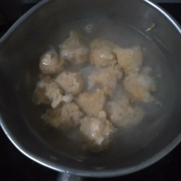 Didihkan air, kecilkan api kemudian bentuk adonan bulat-bulat pakai 2 sendok, masukkan ke dalam air mendidih.