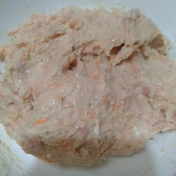 Campur semua bahan, beri bumbu dan aduk hingga rata.