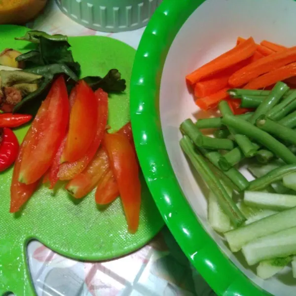 siapkan bumbu tambahan dan sayuran yg dipotong
