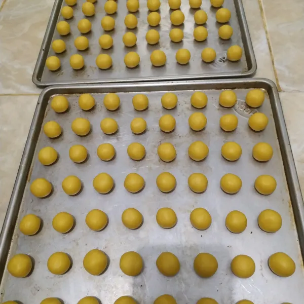 Bentuk bulat-bulat lalu letakkan di loyang. Lakukan sampai adonan habis. Panggang sampai matang, sesuaikan oven masing-masing.