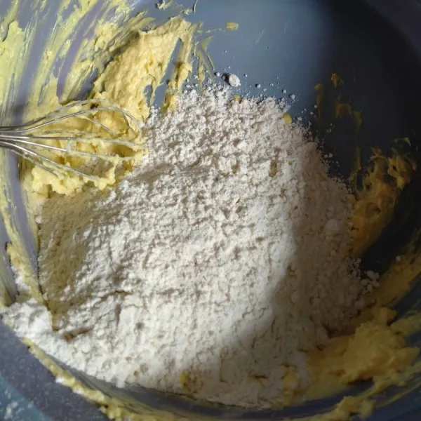 Masukkan tepung terigu lalu uleni hingga siap dibentuk.