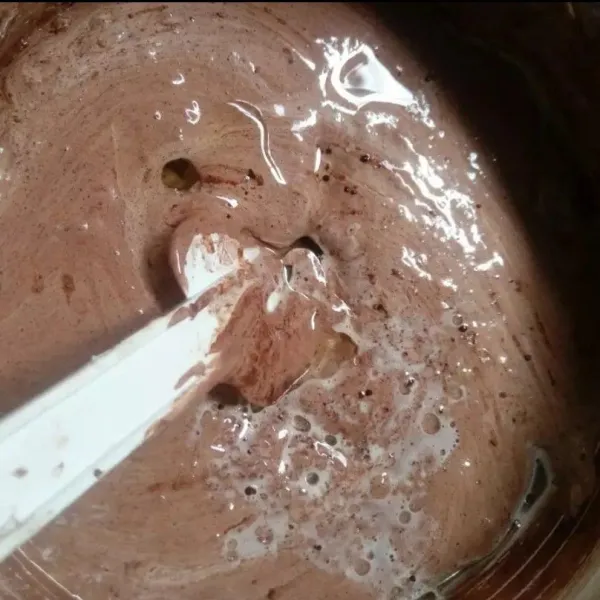 Setelah tepung tercampur rata tuang cairan coklat tadi secara bertahap. Aduk balik pakai spatula sampe ke dasar biar sampai tidak cairan yang mengendap.
