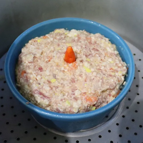 Masukkan ke dalam mangkuk ramekin kemudian kukus hingga matang dan sajikan.