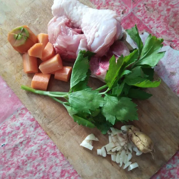 siapkan bahan yang diperlukan, ayam nya dipotong kecil, bawang putih di iris kasar, jahe di geprek, wortel potong dadu