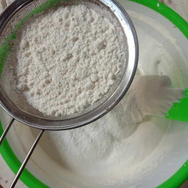 Masukkan tepung dan maizena dengan cara diayak, aduk balik sampai rata.