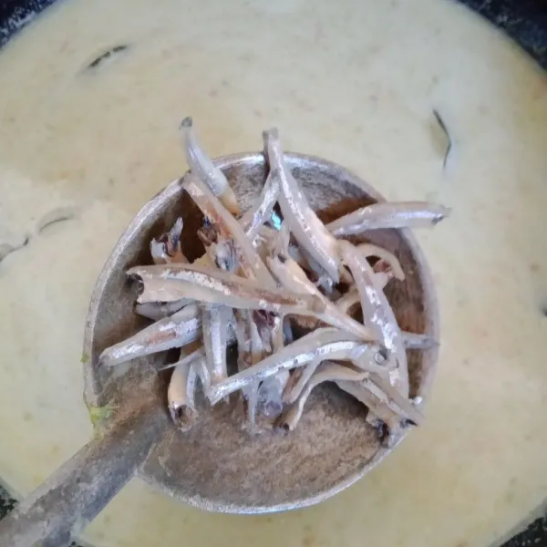 Masak bumbu,santan,daun salam,teri dan daun kunyit aduk hingga mendidi, (aduk terus  agar santan tidak pecah).