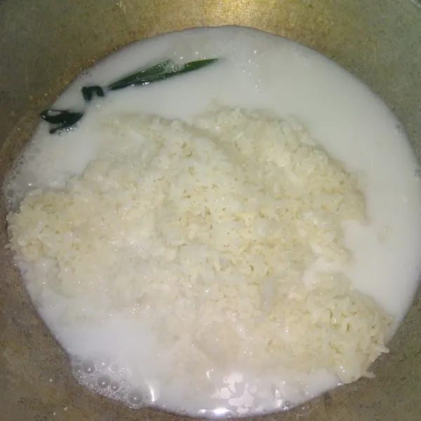 Matikan api, masukkan ketan dan aduk sampai rata lalu tutup panci dan diamkan selama 15 menit sampai santan meresap.