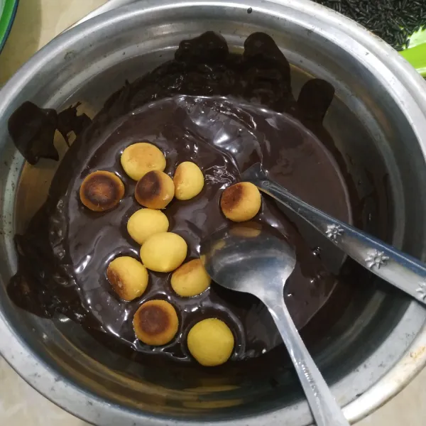Masukkan bulatan cookies kedalam wadah coklat. Aduk sampai terbalut rata dengan coklat.