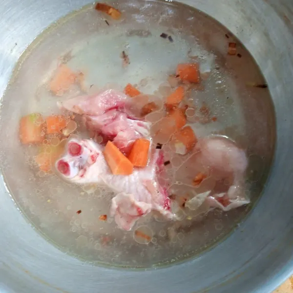 masukkan air rebus sampai mendidih kemudian masukkan ayam dan wortel