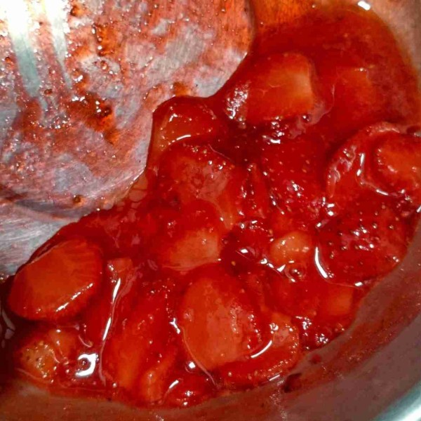 Masak strawberry & gula pasir. Tambahkan perasan jeruk nipis saat akan mendidih.