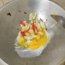 Masukkan telur orak-arik, timun, dan wortel. Tambahkan garam, gula, lada, dan sedikit air.  Masak hingga sayuran matang dan bumbu meresap.