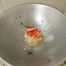 Tumis bawang putih dan cabe merah hingga harum.