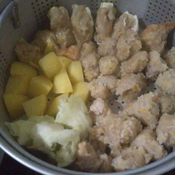 Kukus somay dan bahan lain sampai matang.