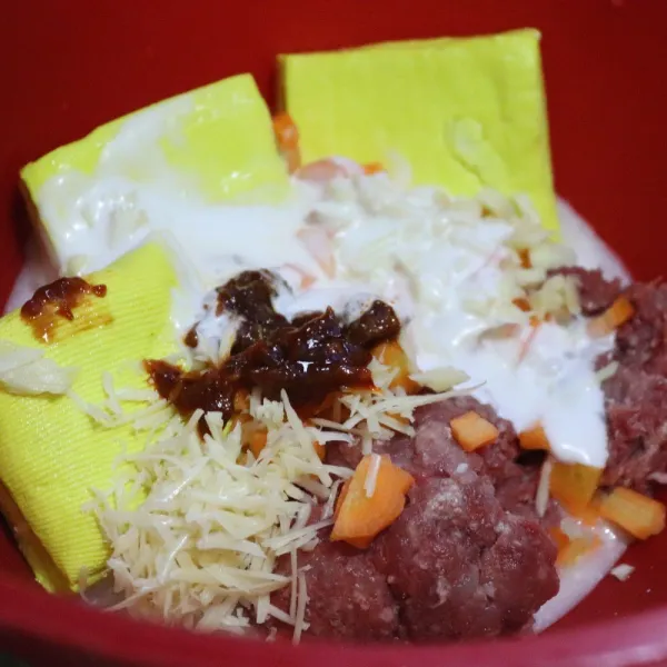 Masukkan semua bahan ke dalam mangkuk.