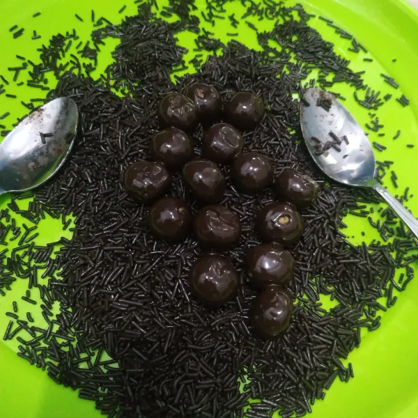 Gulingkan di meses sampai terbalut rata.
