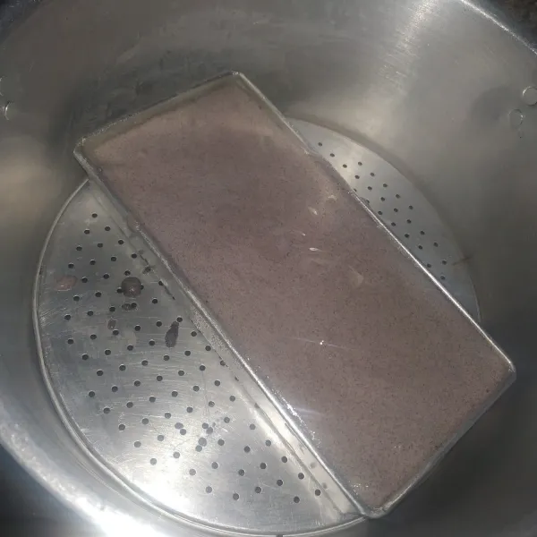 Kemudian timpa lagi dengan sisa adonan, kukus selama 20 menit/hingga matang jangan lupa lakukan test tusuk.