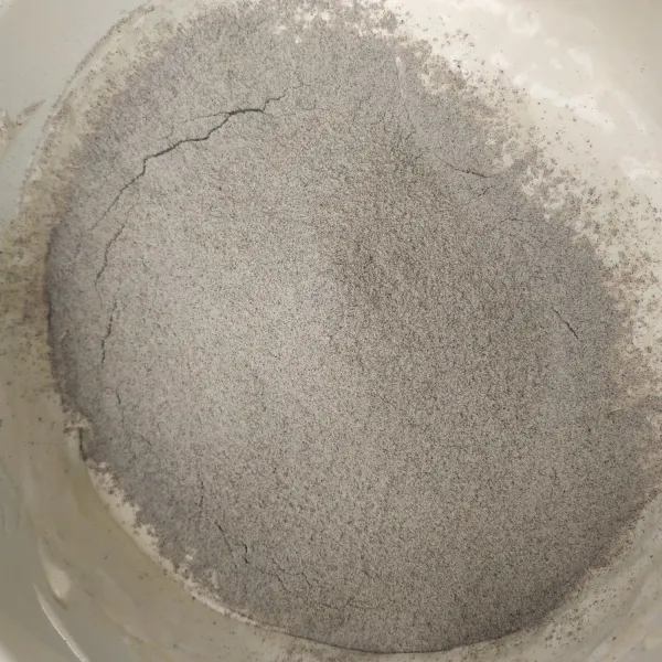 Matikan mixer, masukkan tepung sambil diayak, mixer dengan speed rendah asal rata.