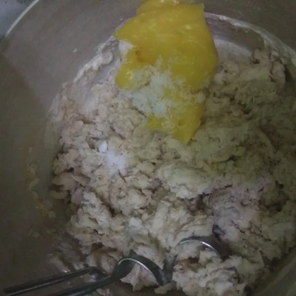masukan garam dan mentega mixer sampai Kalis elastis