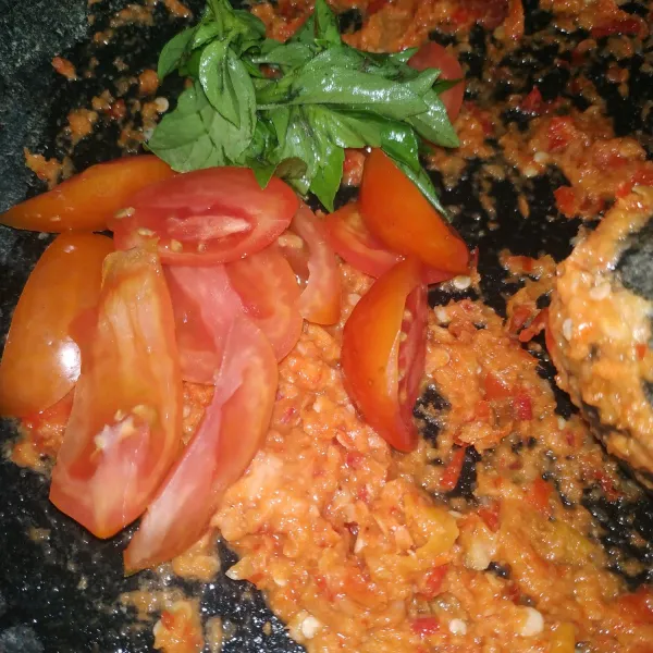 Masukkan irisan tomat dan daun kemangi.