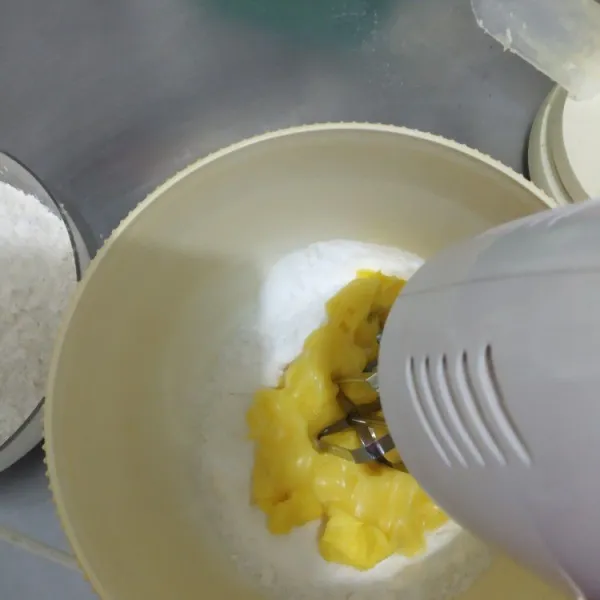Mixer Butter, margarine dan gula halus dengan speed 1 selama 1-2 menit.