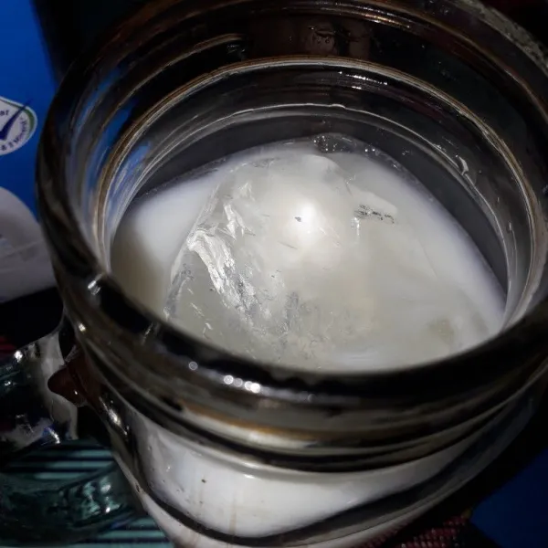 Setelah itu, tuang susu UHT ke dalam gelas berisi es batu. Jangan sampai full, cukup 3/4 gelas saja.