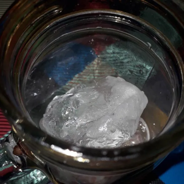 Sambil menunggu bahan dalgona matcha jadi, kita masukan es batu kedalam gelas.
