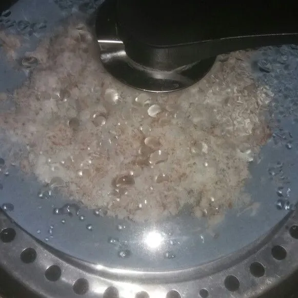 Bubuhi kelapa parut dengan garam, lalu kukus selama 15 menit kemudian sisihkan.