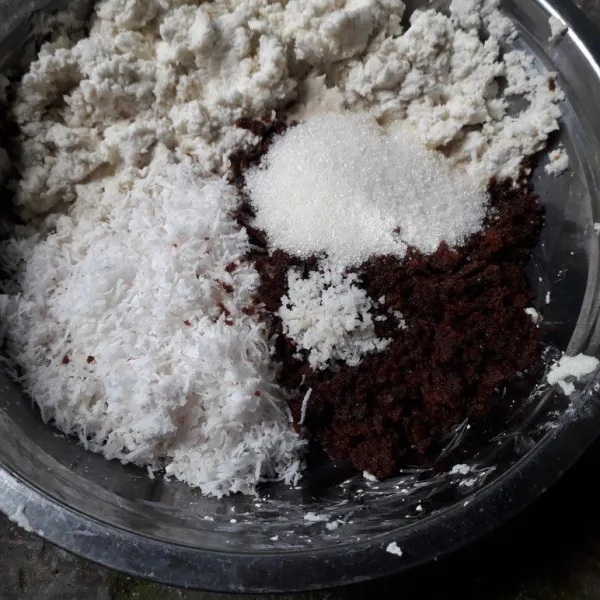Masukkan gula merah, gula pasir, kelapa parut, dan garam.