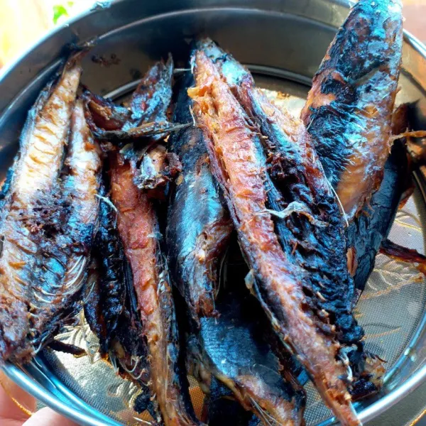 Goreng ikan hingga matang.