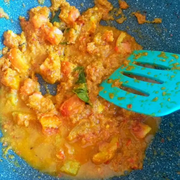 Masukkan potongan tomat lalu tuang sedikit air, tunggu mendidih.