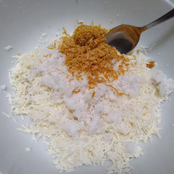 Masukkan garam, gula pasir, gula merah, dan kelapa muda parut.