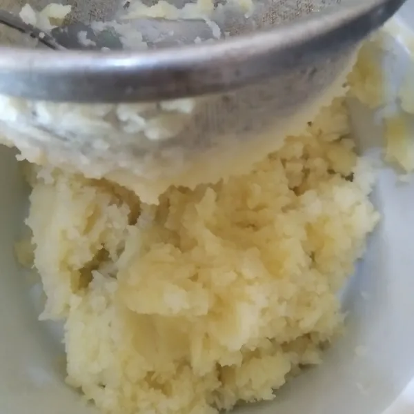 Hancurkan kentang yang sudah di rebus dengan menggunakan sendok dan saringan, supaya kentang menjadi lembut.