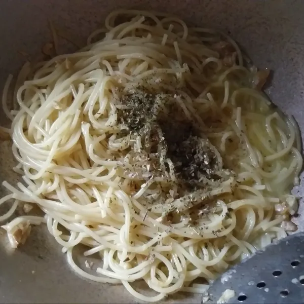 Masukan spaghetti, tambahkan italian herb, bubuk kaldu ayam, dan garam. aduk merata, masak hingga kuah mengental.