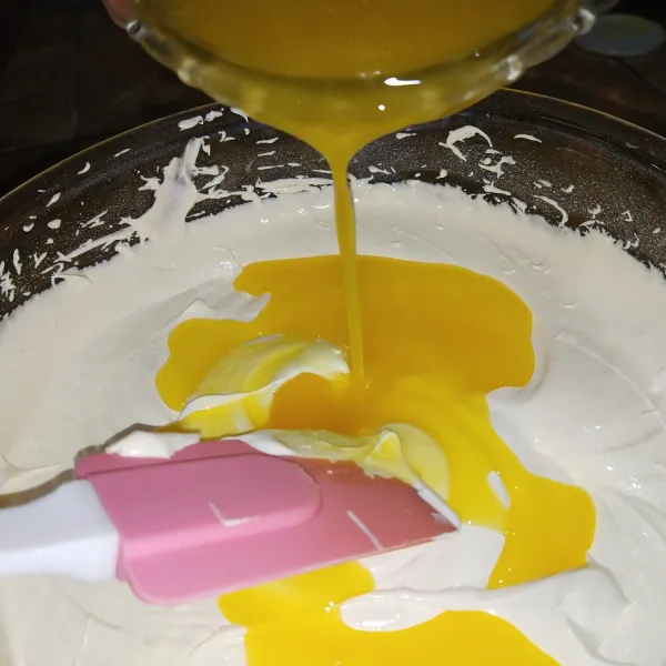masukkan margarin, secara bertahap 3x. aduk dengan teknik balik