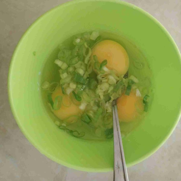 Masukkan telur dan daun bawang yang sudah diris tipis-tipis.