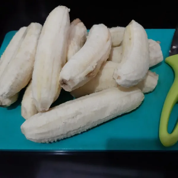 Kupas kulit pisang.