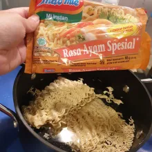 Rebus Indomie setengah matang.