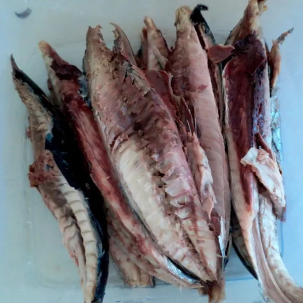 Buang kepala, tulang bagian tengah dan cuci bersih ikan.