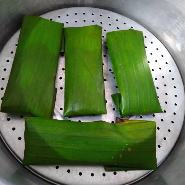 Kukus hingga matang kemudian angkat dan dinginkan.