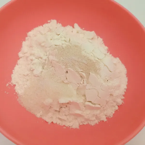 Campurkan bahan bahan kering (tepung, fermipan, gula dan garam).