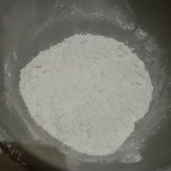 Campur kelapa parut, tepung ketan, dan garam.